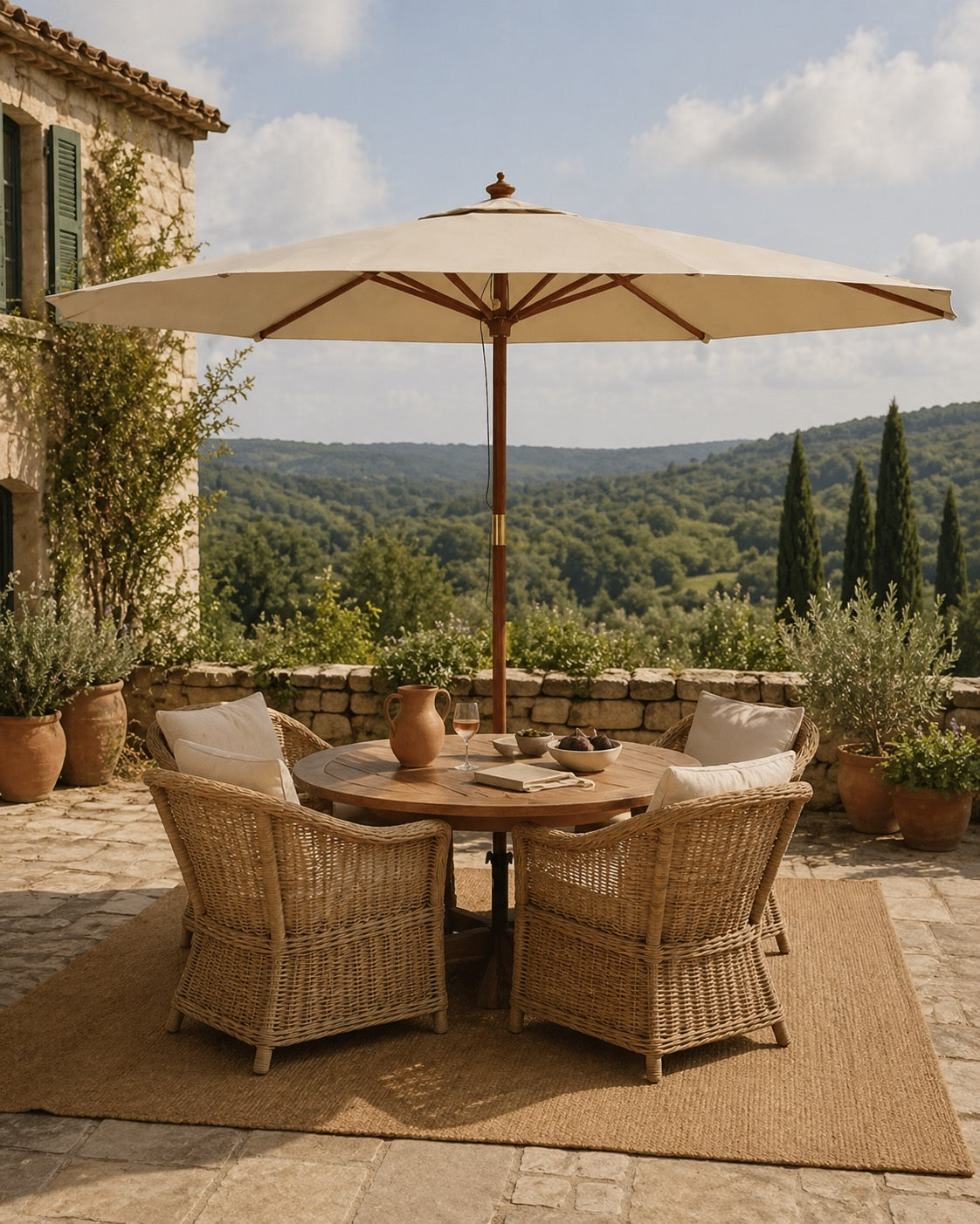 Parasol bois Le Mas et parasol aluminium Levant Ombralys sur terrasse méditerranéenne