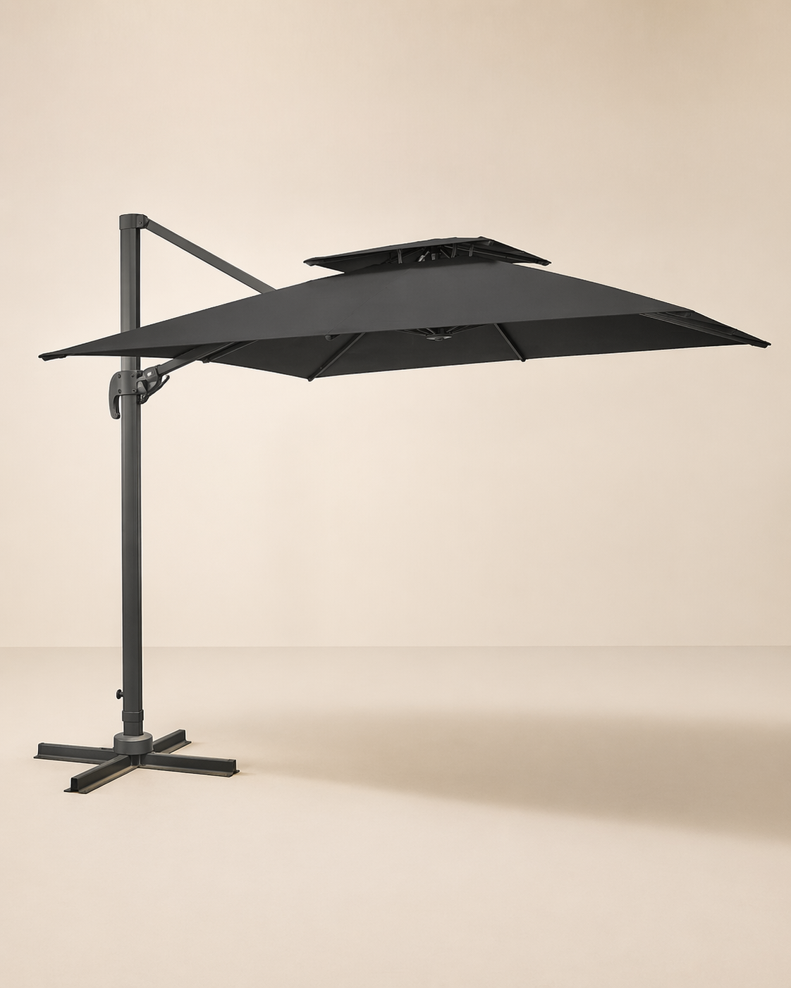 Parasol déporté Levant anthracite déployé avec ombre projetée sur salon outdoor