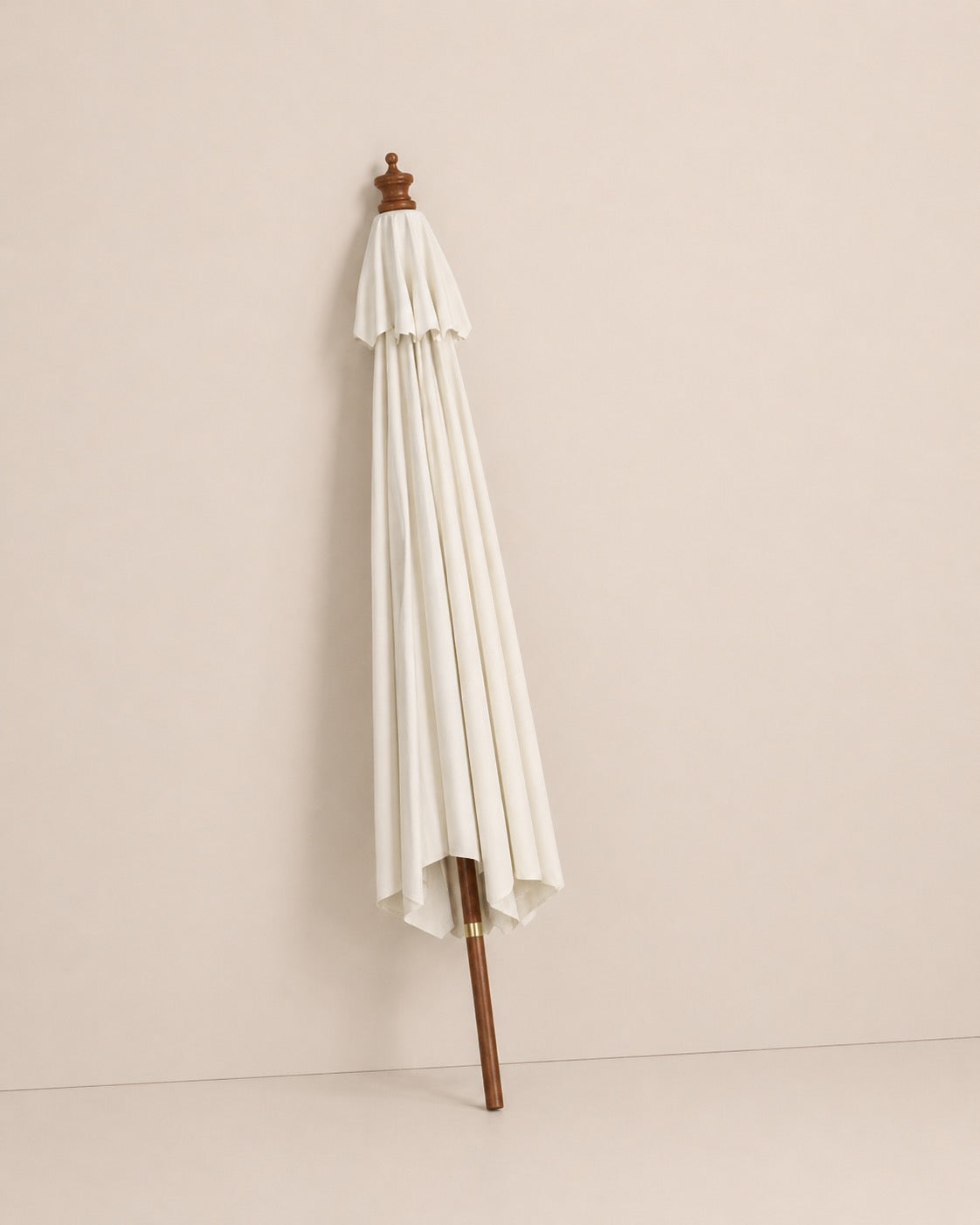 Vue d'ensemble du parasol droit en bois Le Mas 3 mètres blanc cassé