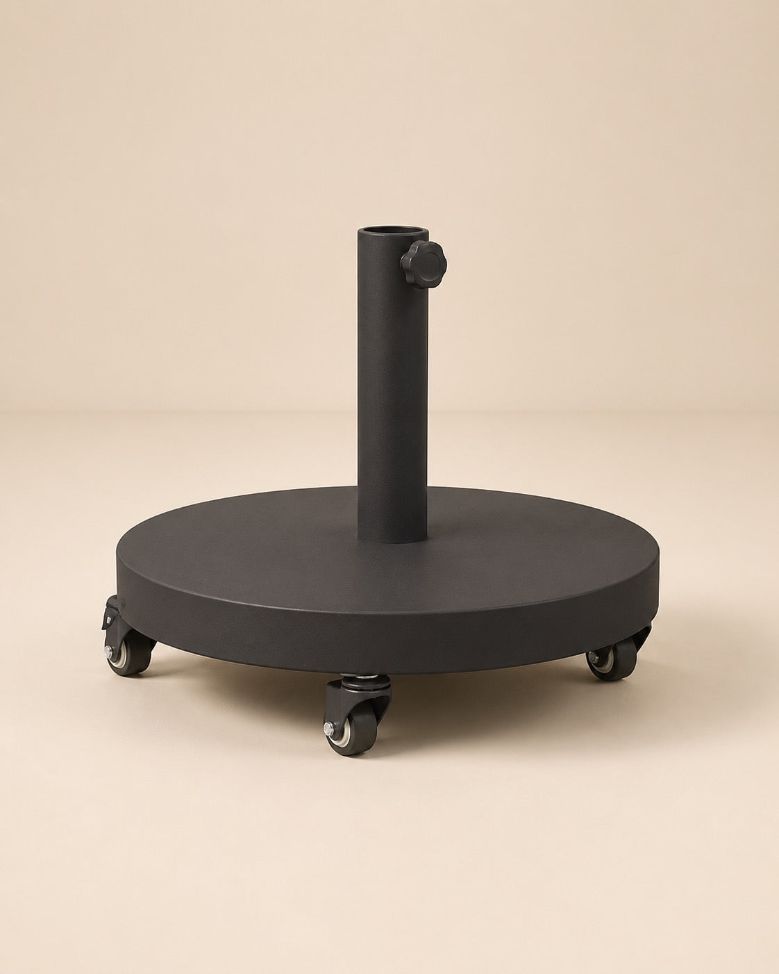 Détail des roulettes caoutchouc et finition anthracite du Socle Nomade