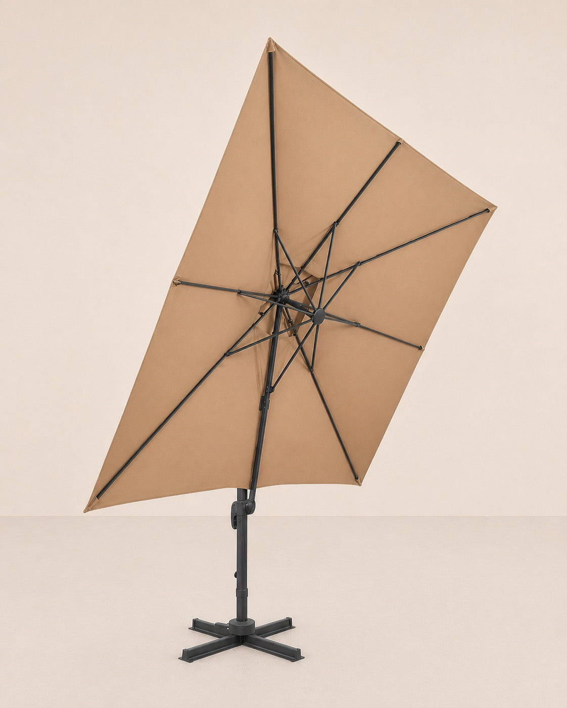 Détail du système d'inclinaison du parasol déporté Tramontane taupe