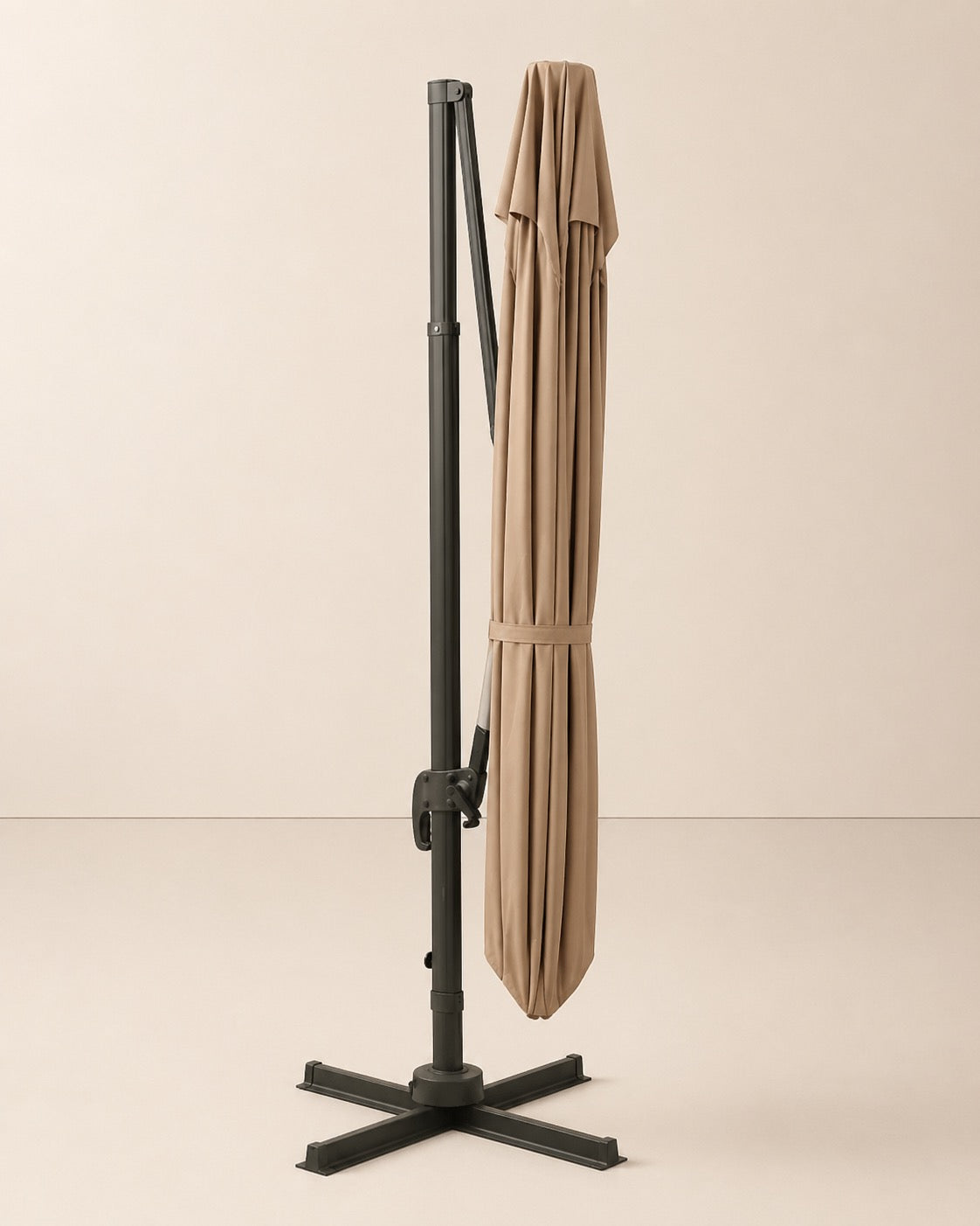 Détail de la toile taupe avec double toit ventilé du parasol Tramontane