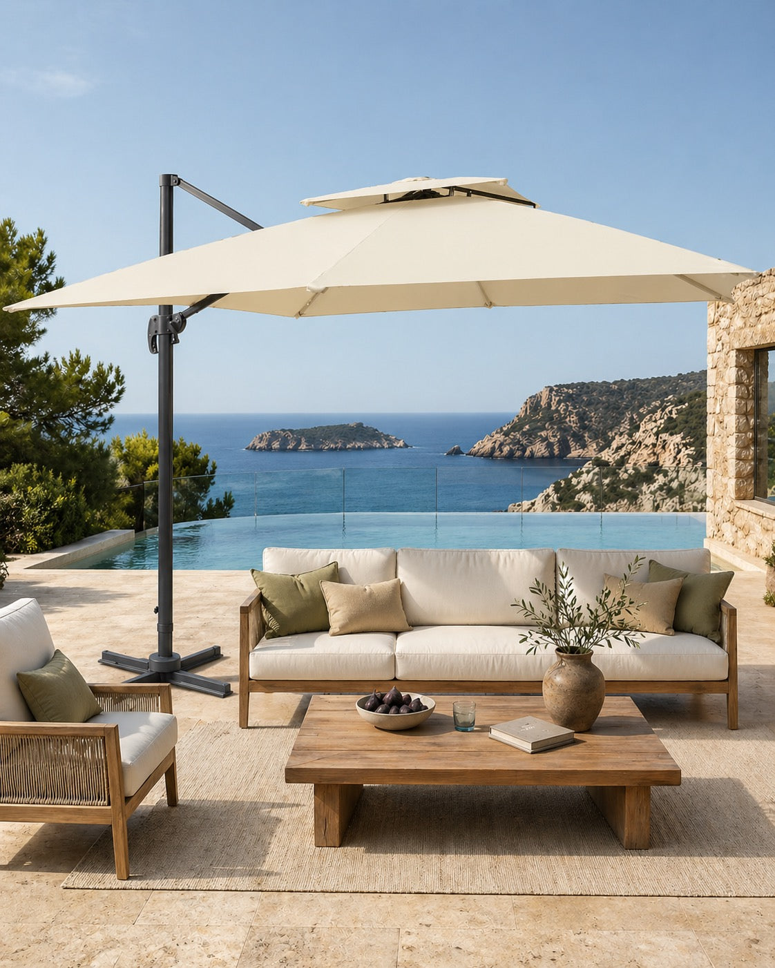 Parasol déporté crème ivoire Sirocco 3x3m Ombralys sur terrasse méditerranéenne