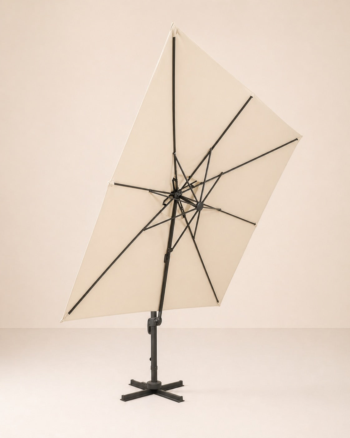 Détail du système d'inclinaison et rotation 360 du parasol Sirocco crème