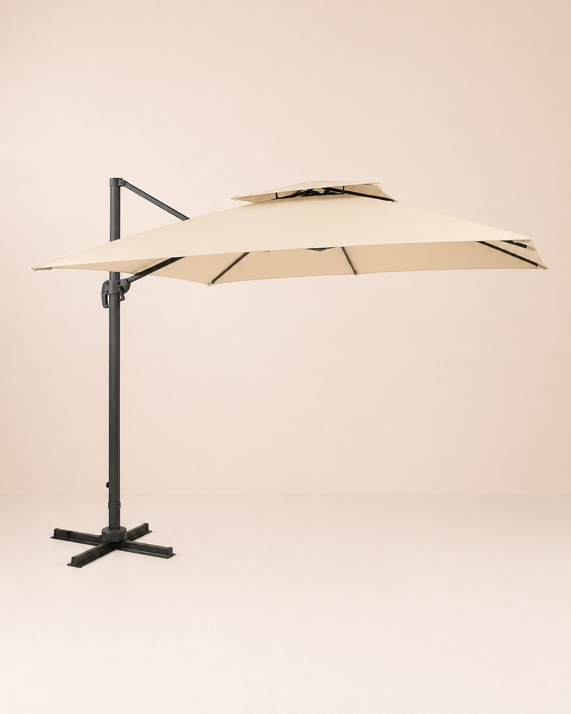 Vue du parasol déporté Sirocco crème lumineux sur jardin contemporain