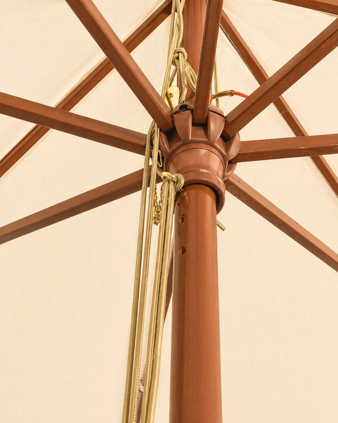 Détail du mât teck-bambou stratifié 48 mm du parasol Le Domaine