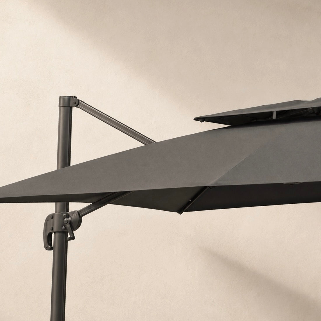 Collection Vents du Sud — Trois parasols déportés Ombralys 3x3m anthracite crème taupe