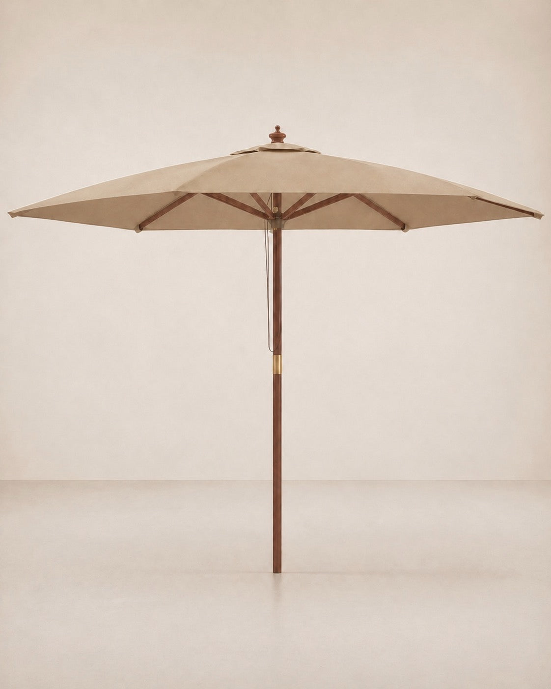 Détail du finial sculpté au sommet du parasol droit Le Mas
