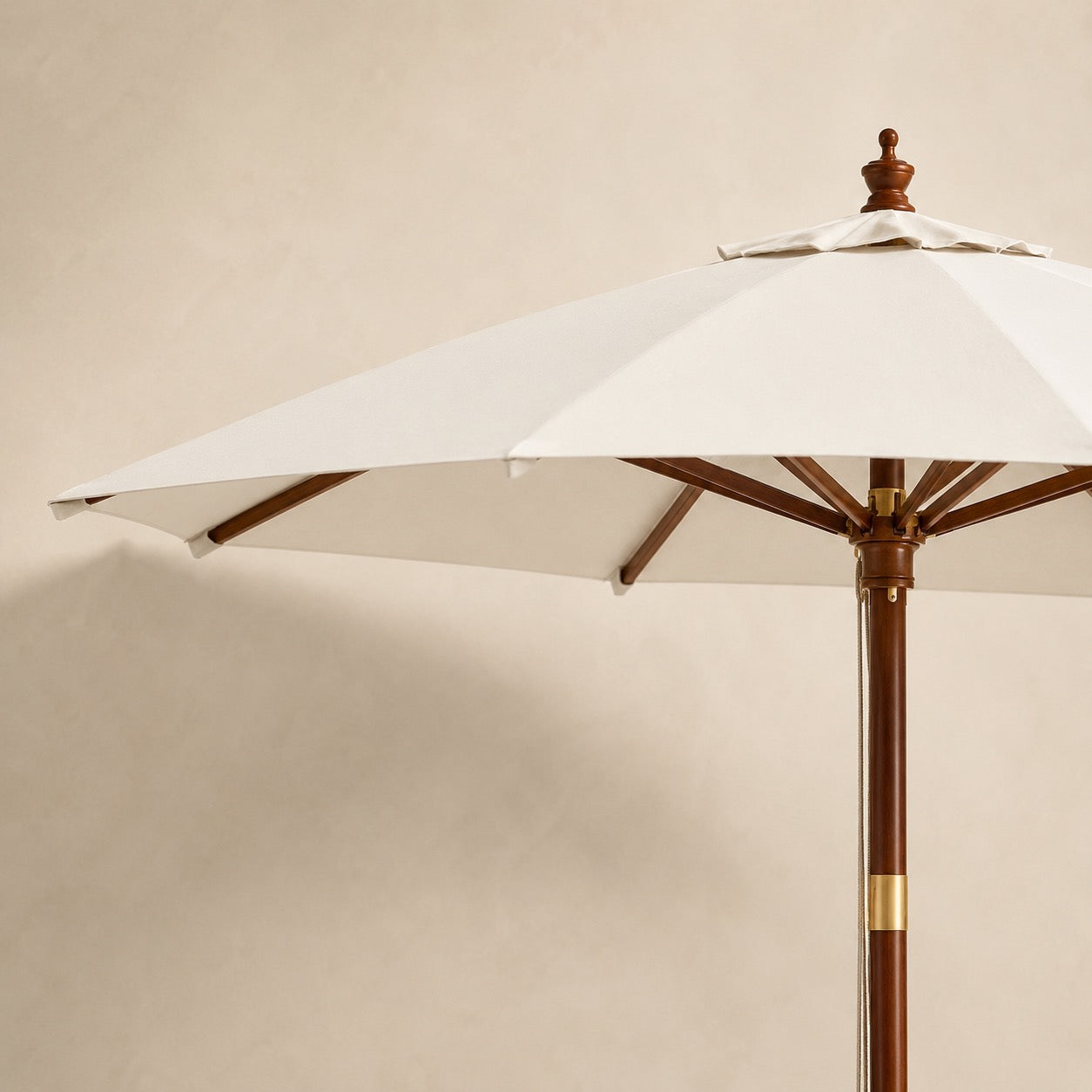 Collection Les Ombrages — Deux parasols droits en bois massif Le Mas et Le Domaine