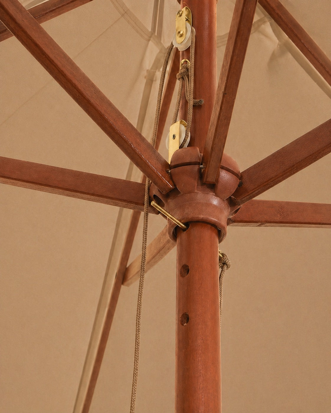 Détail de la toile polyester anti-UV du parasol droit en bois Le Mas