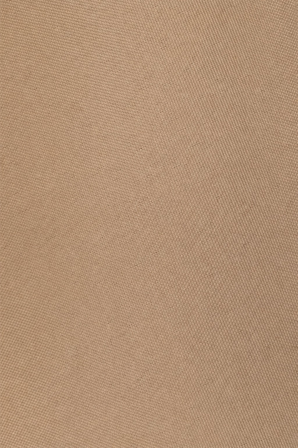 Vue du parasol Le Mas en coloris taupe chaud sur jardin extérieur