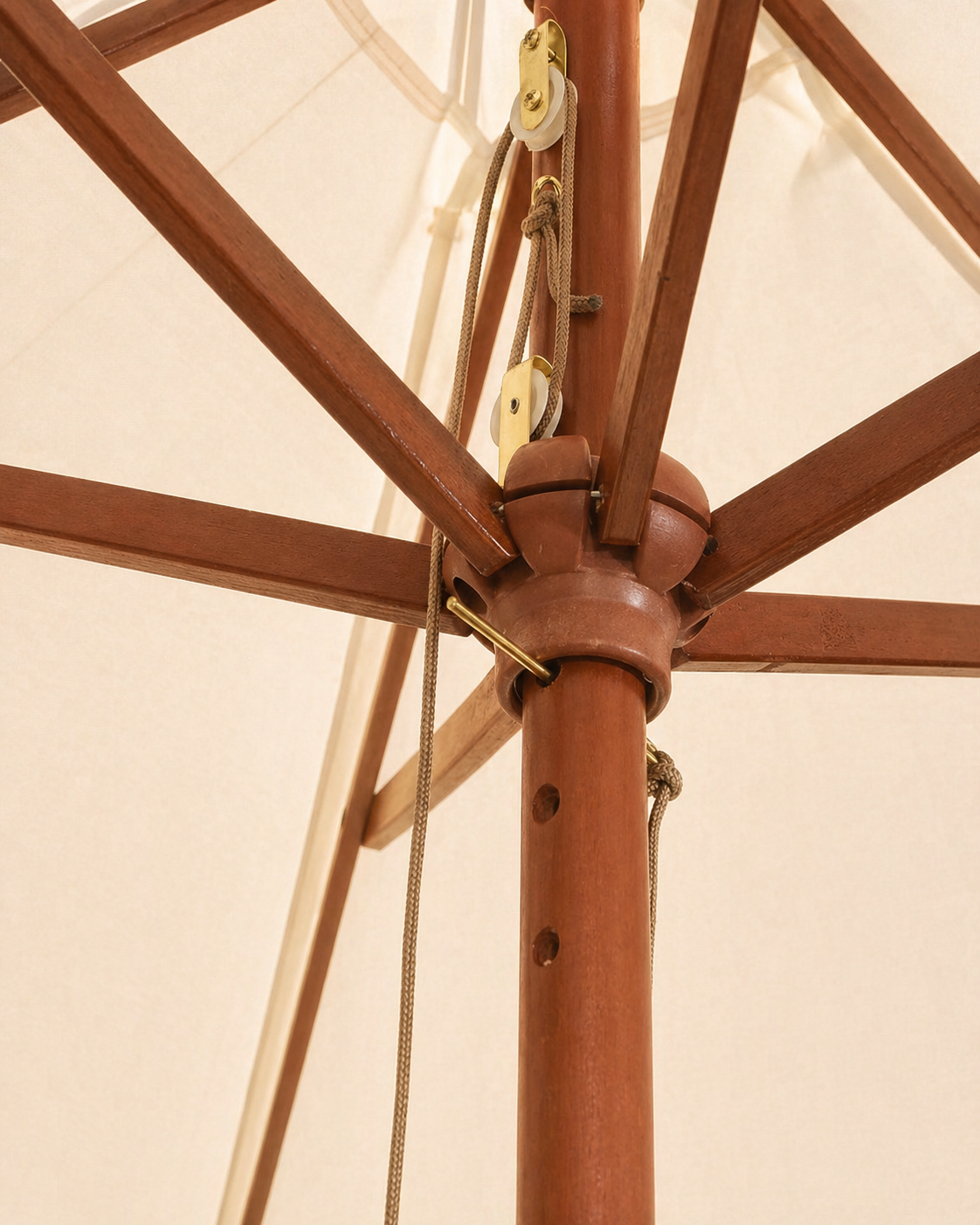 Détail du mât en bois teck-bambou stratifié du parasol droit Le Mas