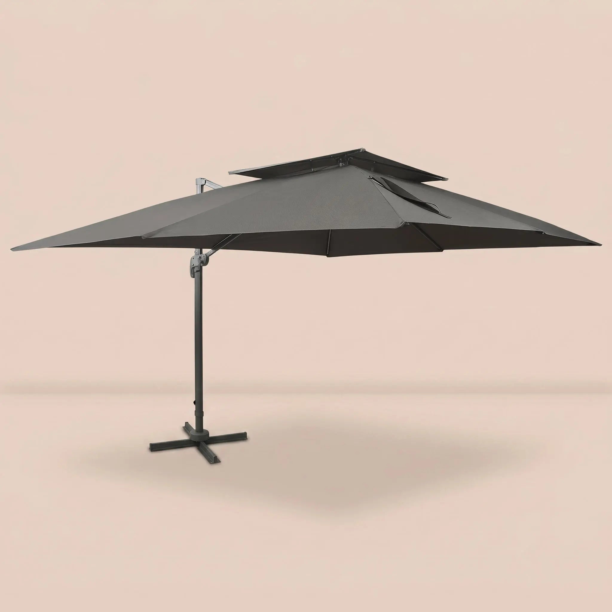 Parasol déporté Levant XL anthracite 3×4m déployé en studio Ombralys