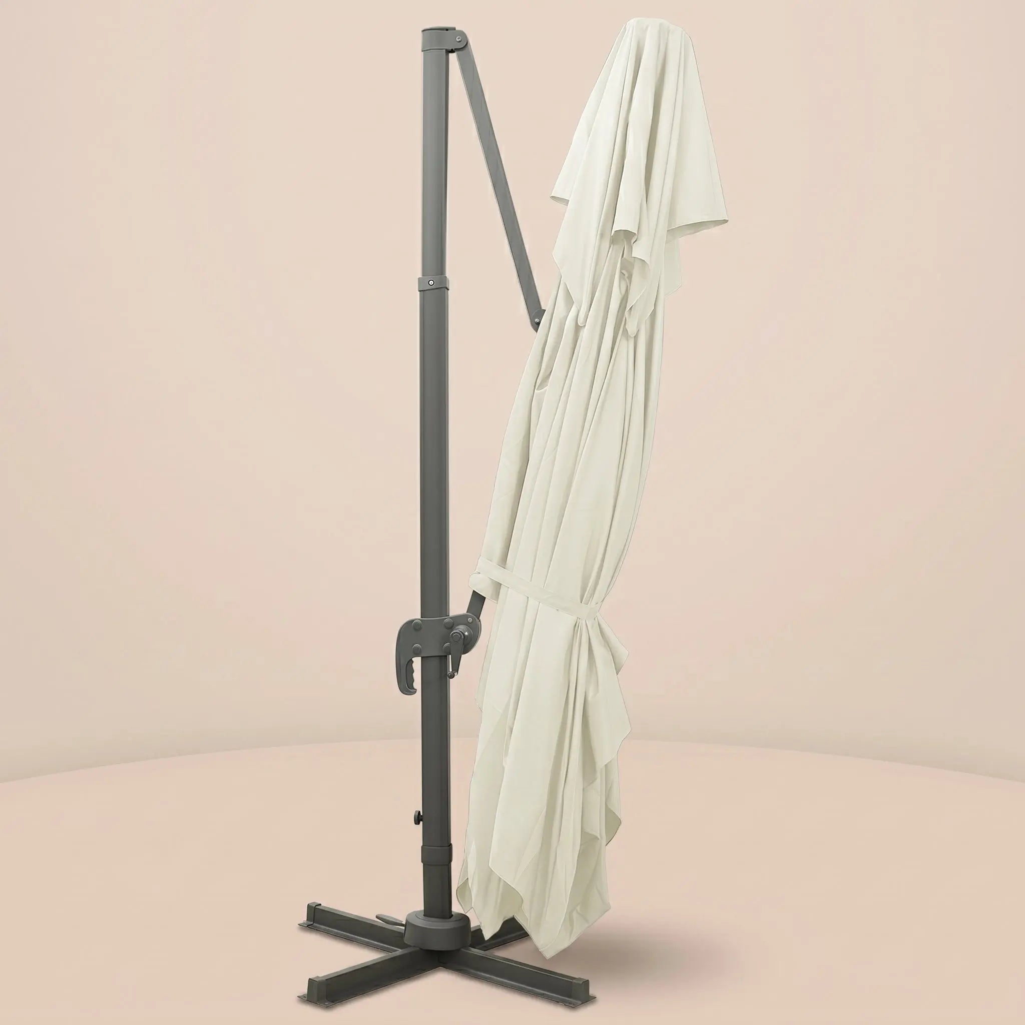 Parasol déporté Sirocco XL crème ivoire 3×4m, mât déporté et pied en croix