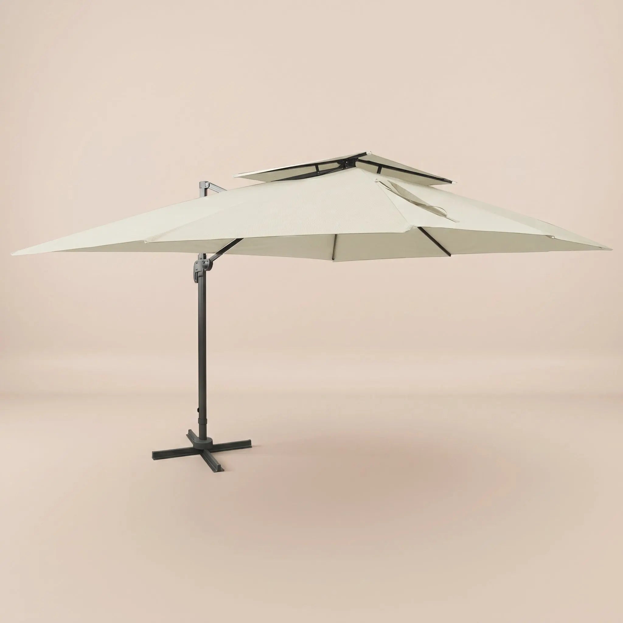 Parasol déporté Sirocco XL crème ivoire 3×4m déployé en studio Ombralys
