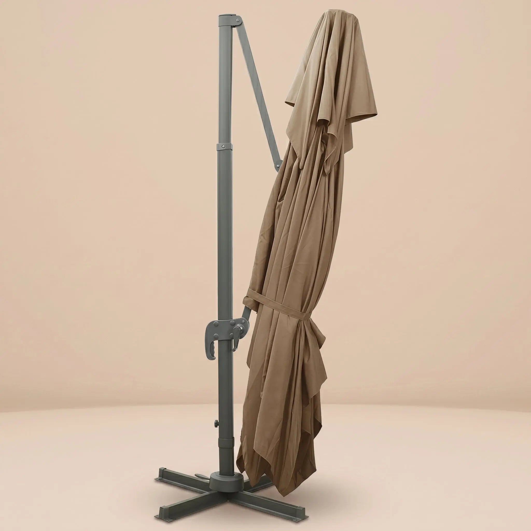 Parasol déporté Tramontane XL taupe 3×4m, mât déporté et pied en croix
