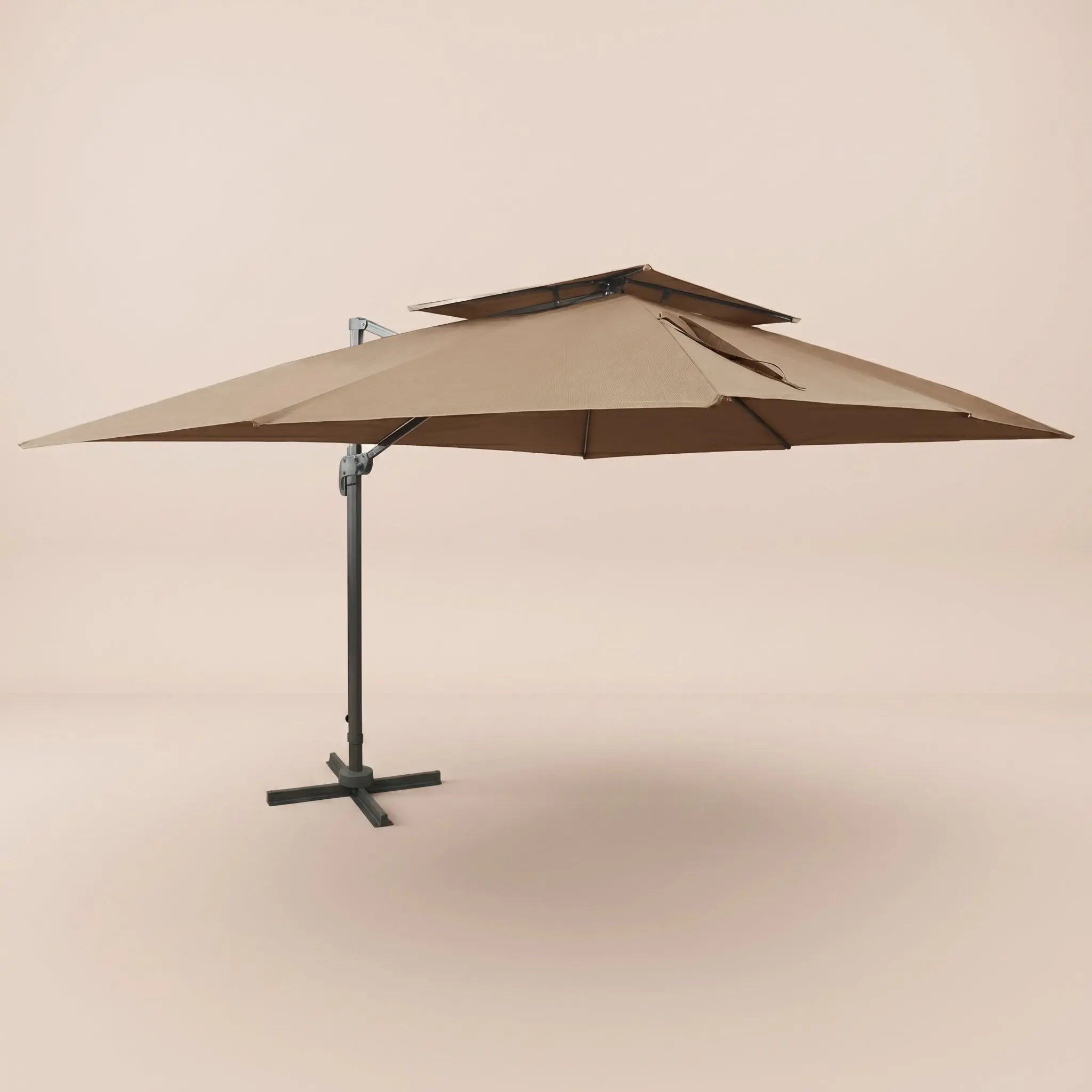 Parasol déporté Tramontane XL taupe 3×4m déployé en studio Ombralys